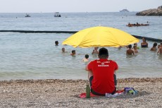 Garde rapprochée (Beaulieu-sur-Mer, Plage Petite Afrique)