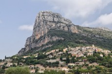 Le village de Saint-Jeannet et son Baou, dans les Alpes-Maritimes (France).