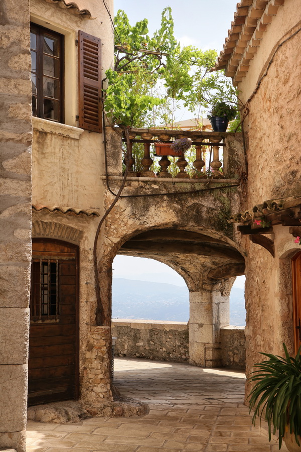 La rue de l'Église à Saint-Jeannet, dans les Alpes-Maritimes (France).