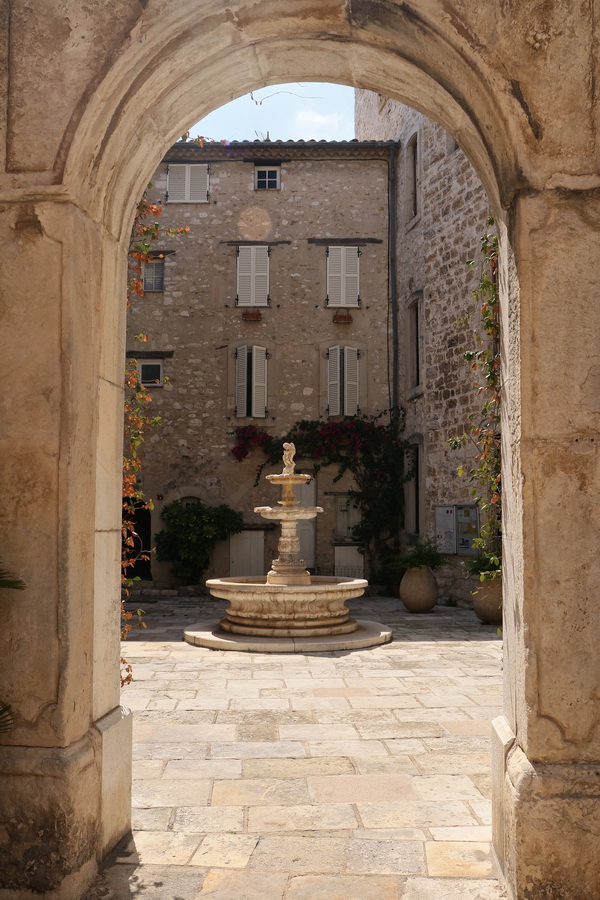 Fontaine de la mairie de Tourettes-sur-Loup, dans les Alpes-Maritimes (France).