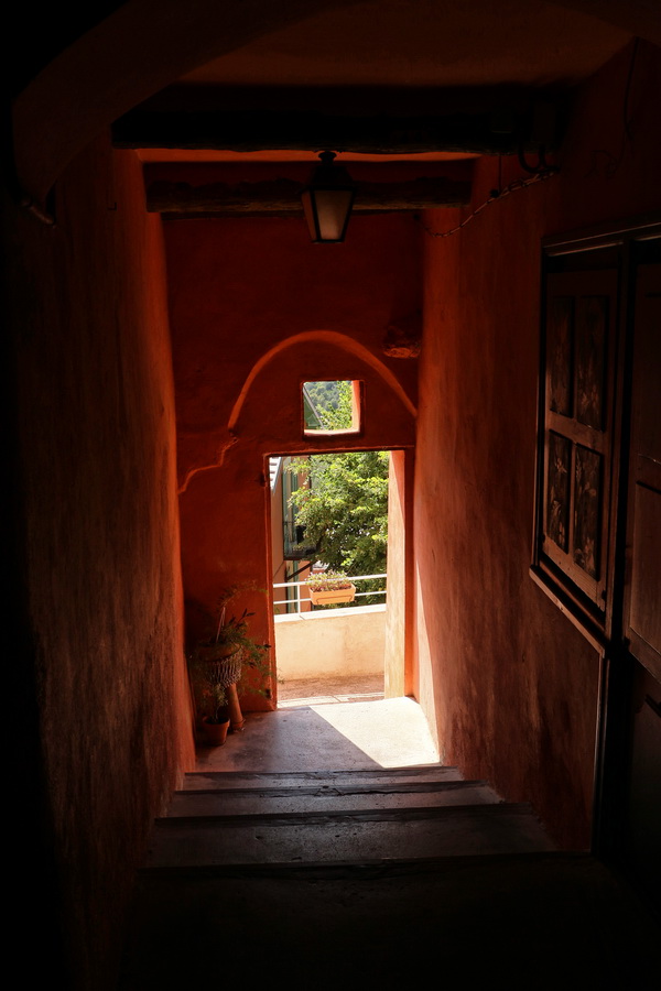 Escalier couvert à Falicon, dans les Alpes-Maritimes (France).