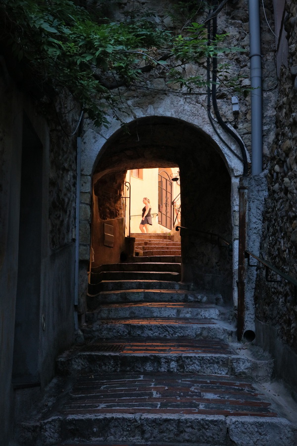 Escalier dans une ruelle de Roquebrune-Cap-Martin, dans les Alpes-Maritimes (France).