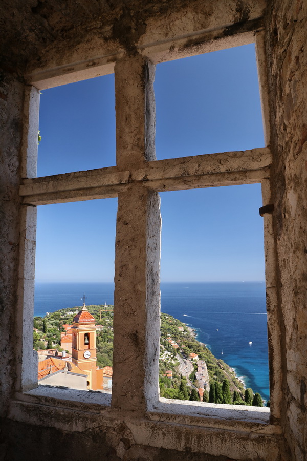 Roquebrune-Cap-Martin (Alpes-Maritimes). Vue sur Cap-Martin depuis le château de Roquebrune.