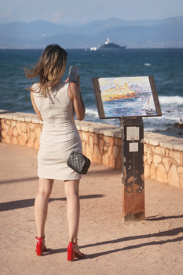 Smartphone et art classique (Antibes, 30/07/2023).