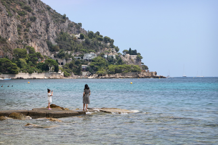 Photographier Maman (Plage d'Èze, 29/07/2023).