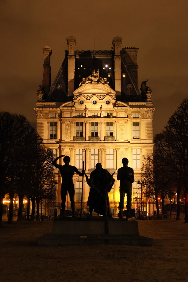 Paris - La sculpture "Les Fils de Caïn", de Paul Landowski, devant le Pavillon de Flore.