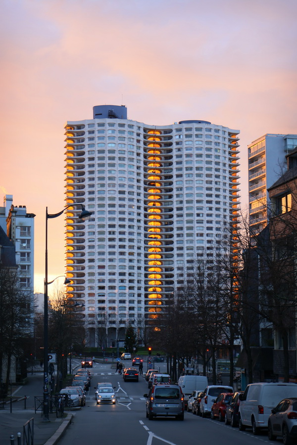 Rennes (Ille-et-Vilaine). La tour des Horizons dans la lumière hivernale.