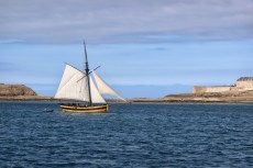 Voilier devant Saint-Malo (Ille-et-Vilaine).