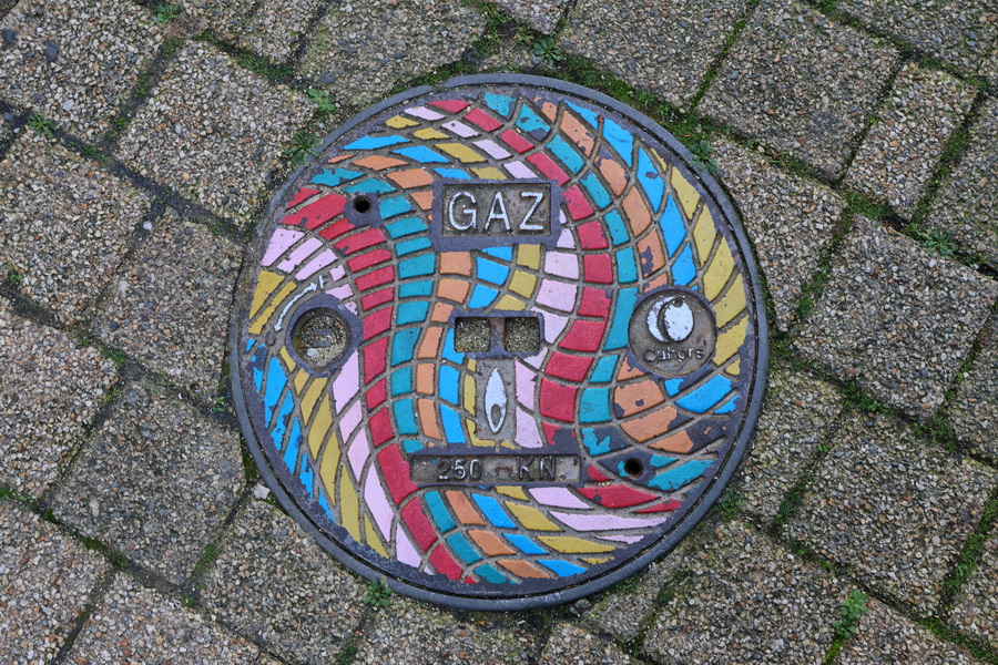 Plaque du réseau de gaz, peinte par l'artiste Mélanie Rostagnat dans la rue Emile-Burgault, à Vannes.