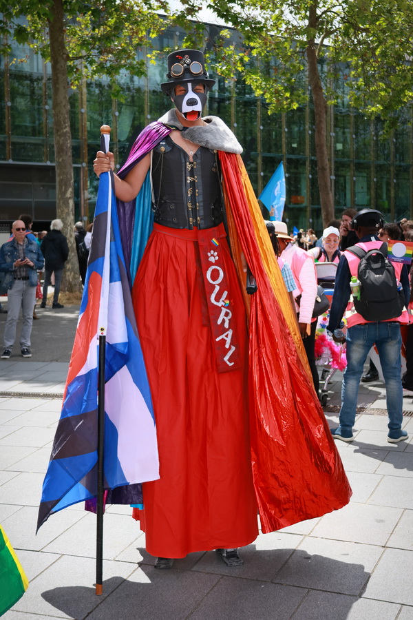 Le grand chien (Marche LGBT 2024 de Rennes)