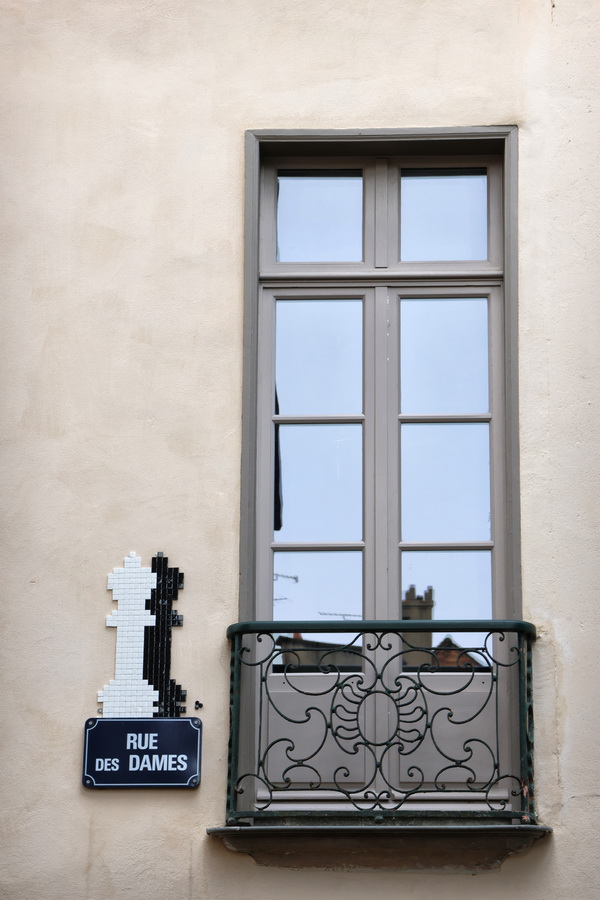 Les dames à la fenêtre (Rennes, rue des Dames).