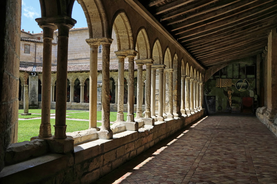 Saint-Émilion. Le cloître de l'église collégiale.
