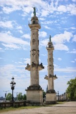 Bordeaux (Gironde). Les colonnes rostrales sur la place des Quinconces.