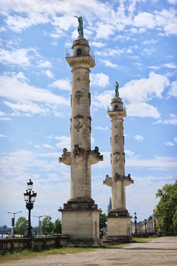 Bordeaux (Gironde). Les colonnes rostrales sur la place des Quinconces.