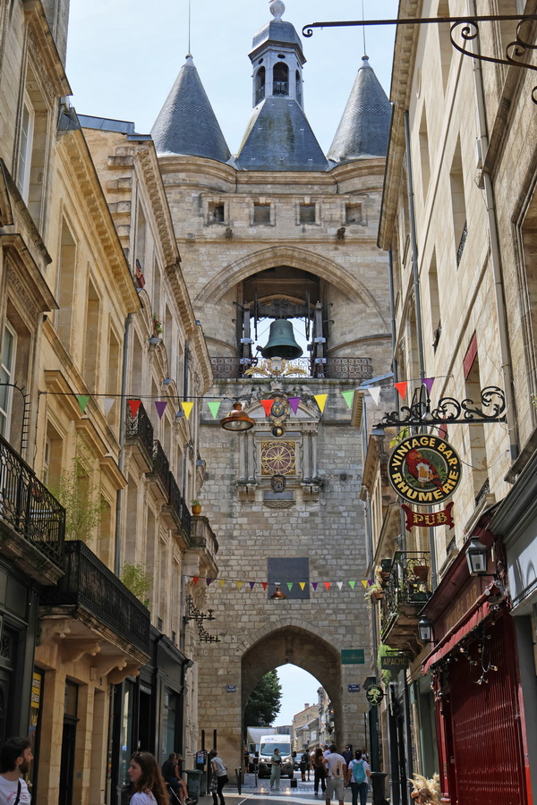 Bordeaux (Gironde). La rue Saint-James et la Grosse Cloche.