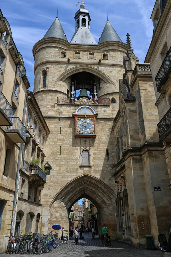 Bordeaux (Gironde). La rue Saint-James et la Grosse Cloche.