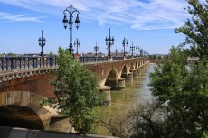 Bordeaux (Gironde). Le Pont de Pierre sur la Garonne.