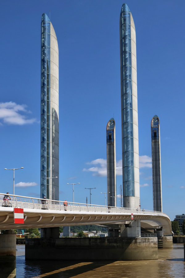 Bordeaux (Gironde). Le pont Jacques Chaban-Delmas sur la Garonne.