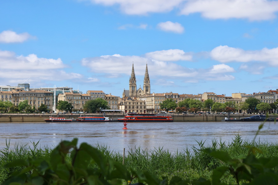 Bordeaux (Gironde). La Garonne et l'église Saint-Louis des Chartrons vues depuis la rive droite.