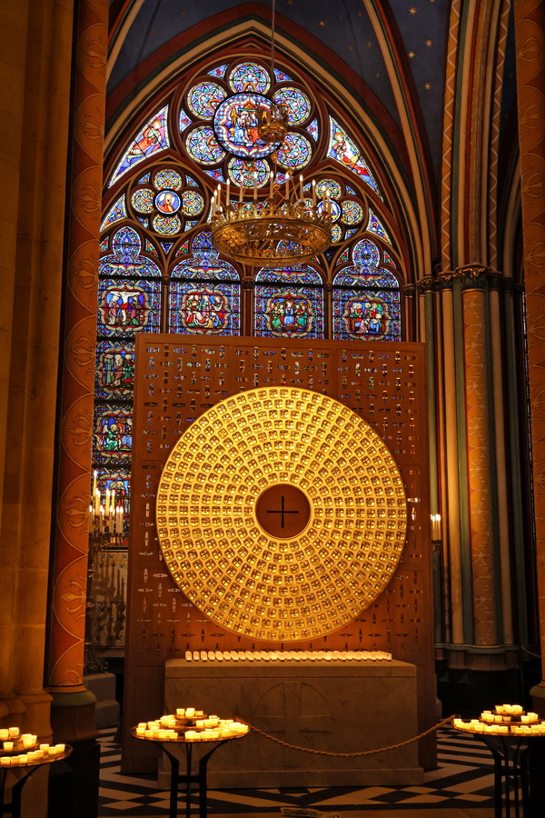 Dans la cathédrale Notre-Dame de Paris.