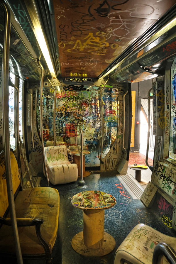 Bordeaux (Gironde). Ancien tramway dans Darwin Écosystème (ancienne caserne Niel).