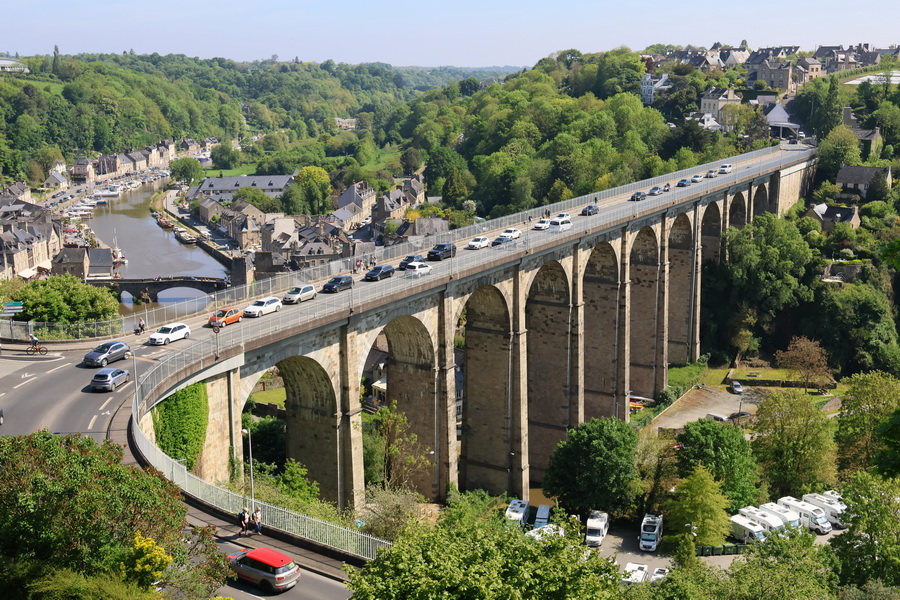 Le viaduc de Dinan et la Rance (Côtes-d'Armor).
