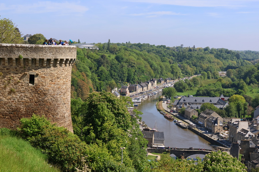 Dinan (Côtes-d'Armor). La Tour de Sainte-Catherine, le port et la Rance.