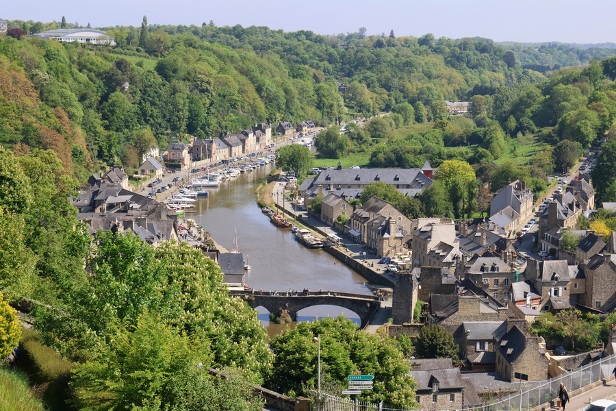 Dinan (Côtes-d'Armor). Le port et le Vieux Pont sur la Rance.