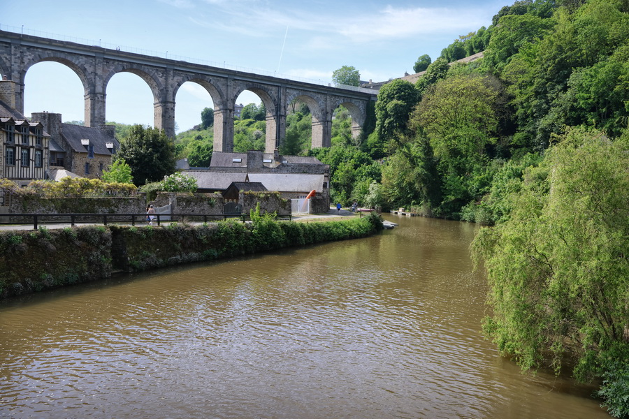 Le viaduc de Dinan sur la Rance (Côtes-d'Armor).