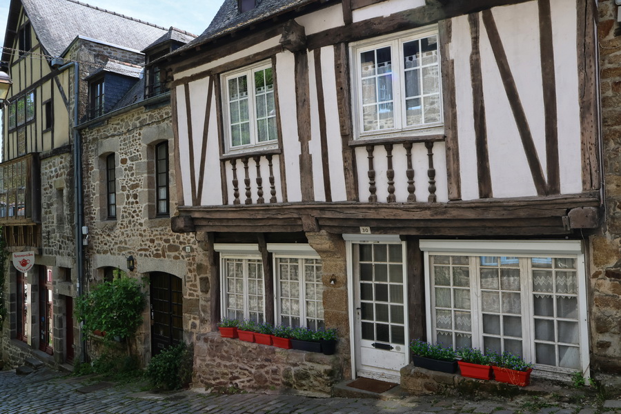 Dinan (Côtes-d'Armor). La rue du Petit Fort.
