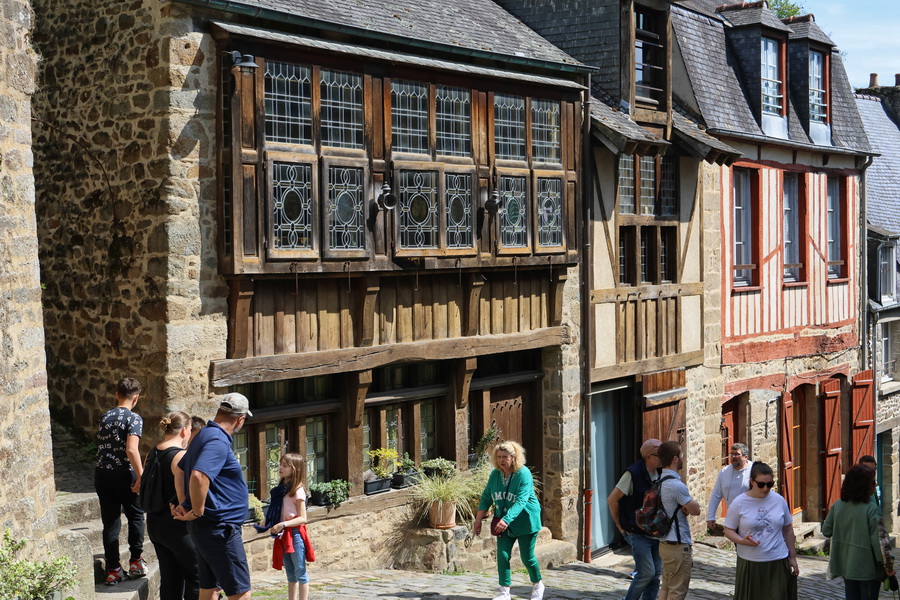 Dinan (Côtes-d'Armor). La rue du Petit Fort.