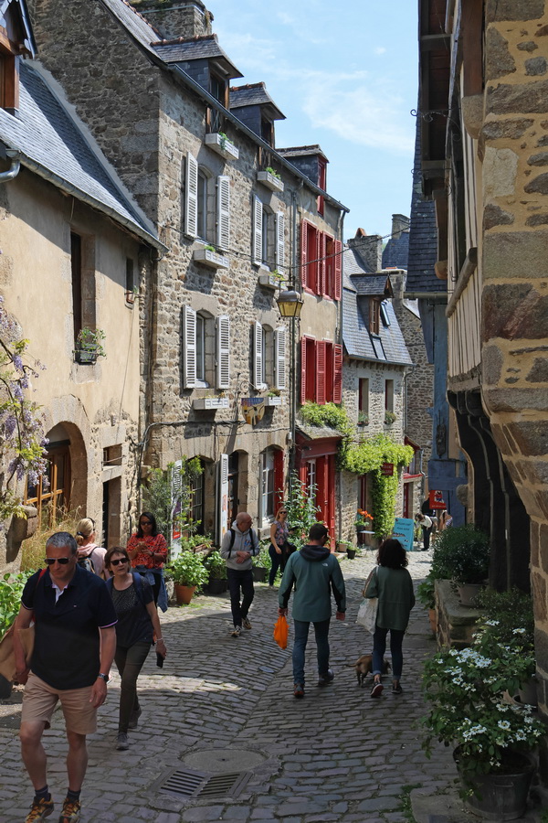 Dinan (Côtes-d'Armor). La rue du Petit Fort.