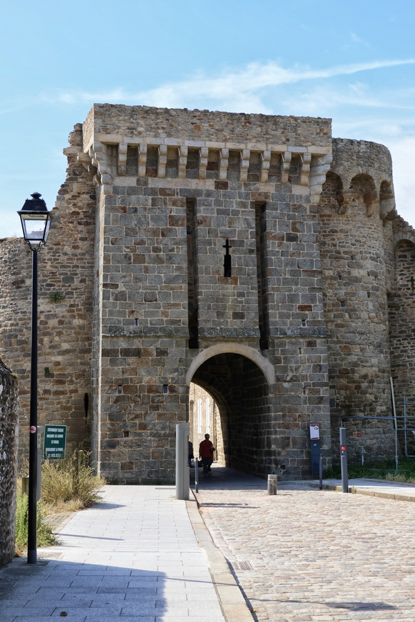 Dinan (Côtes-d'Armor). La Porte de Saint-Malo.