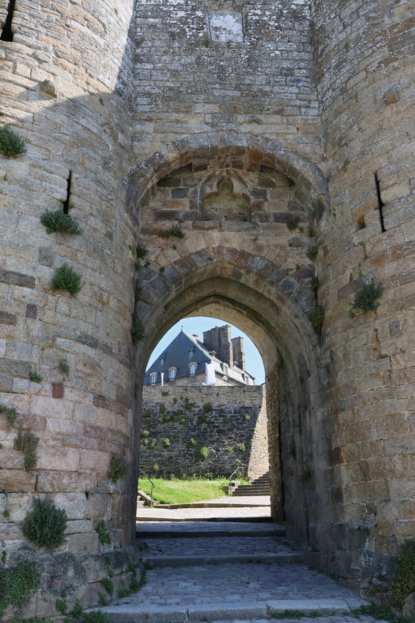 Dinan (Côtes-d'Armor). La porte du Guichet.