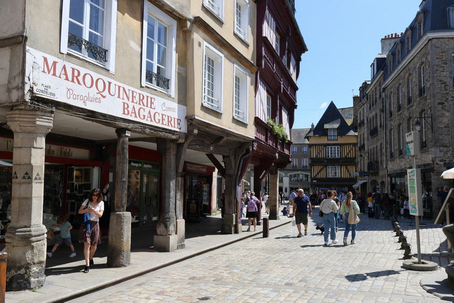 Dinan (Côtes-d'Armor). La Place des Cordeliers.