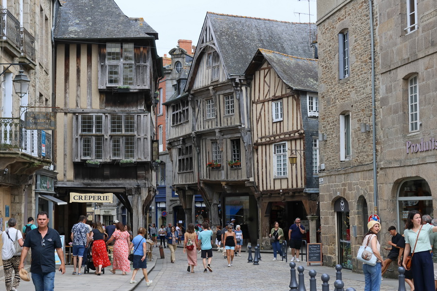 Dinan (Côtes-d'Armor). La place des Merciers.