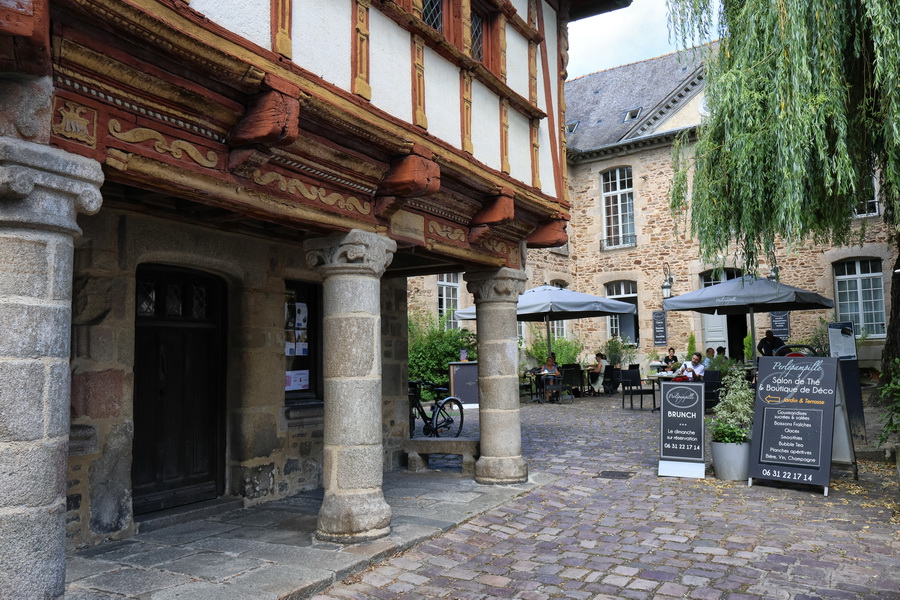 Dinan (Côtes-d'Armor). L'hôtel Kératry et la terrasse d'un salon de thé (Rue de l'Horloge).