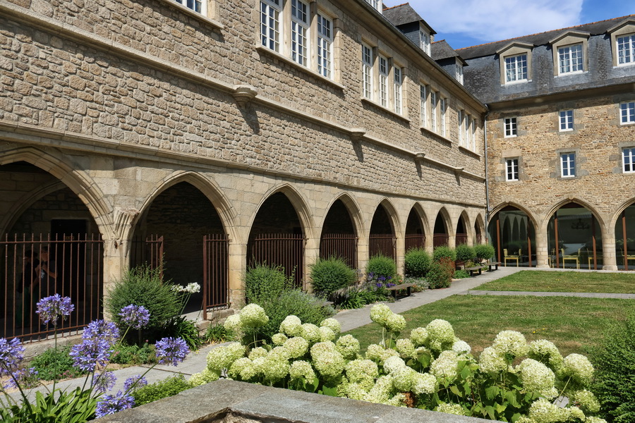 Dinan (Côtes-d'Armor). Le grand cloître du couvent des Cordeliers.