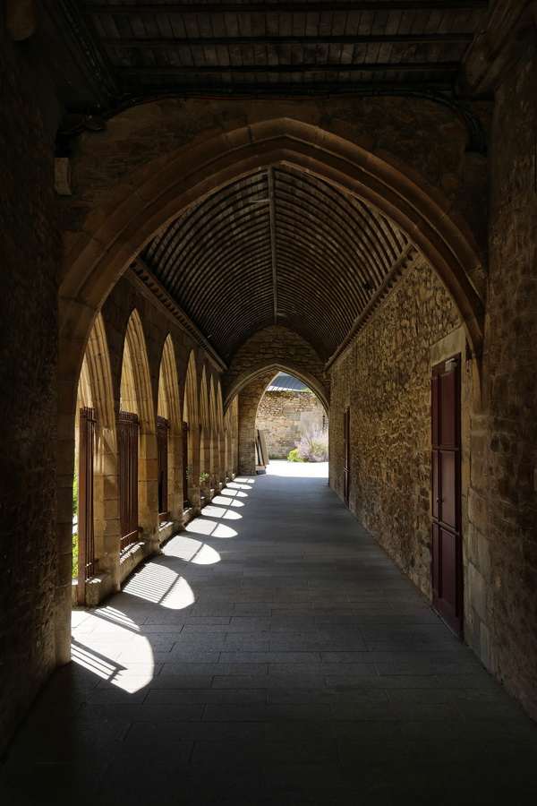Dinan (Côtes-d'Armor). Le déambulatoire du couvent des Cordeliers.