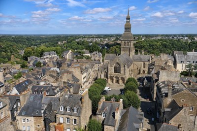 Dinan (Côtes-d'Armor). La Basilique Saint-Sauveur vue depuis la Tour de l'Horloge.