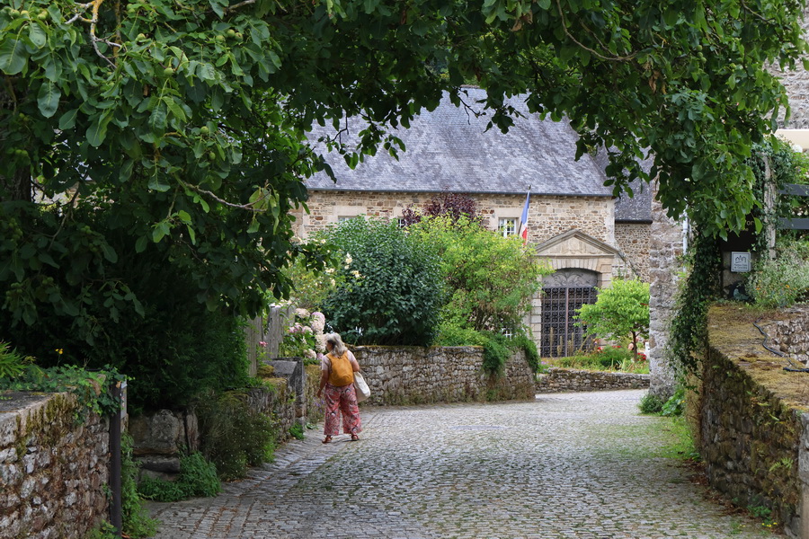 Dinan (Côtes-d'Armor). Rue de l'Abbaye, à Léhon.