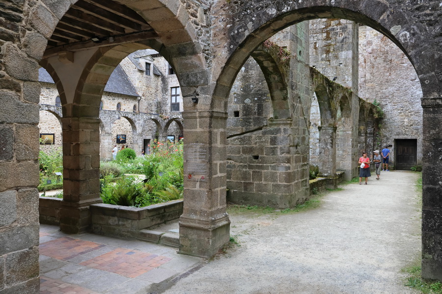 Dinan (Côtes-d'Armor). L'abbaye de Léhon.