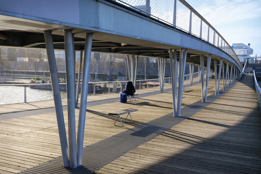 Paris. La passerelle Simone de Beauvoir au-dessus de la Seine.