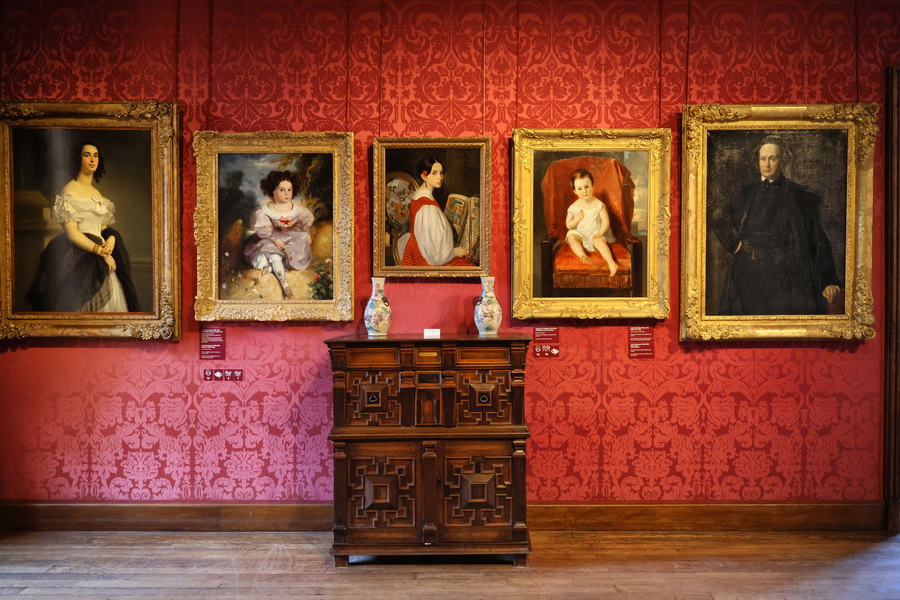 Paris. Dans la maison de Victor Hugo (6 place des Vosges).