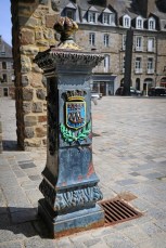 Fontaine près du beffroi de Fougères.