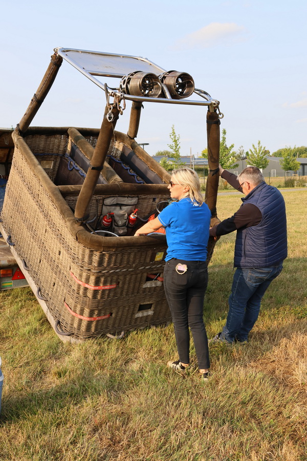 Dépose de la nacelle de la montgolfière.