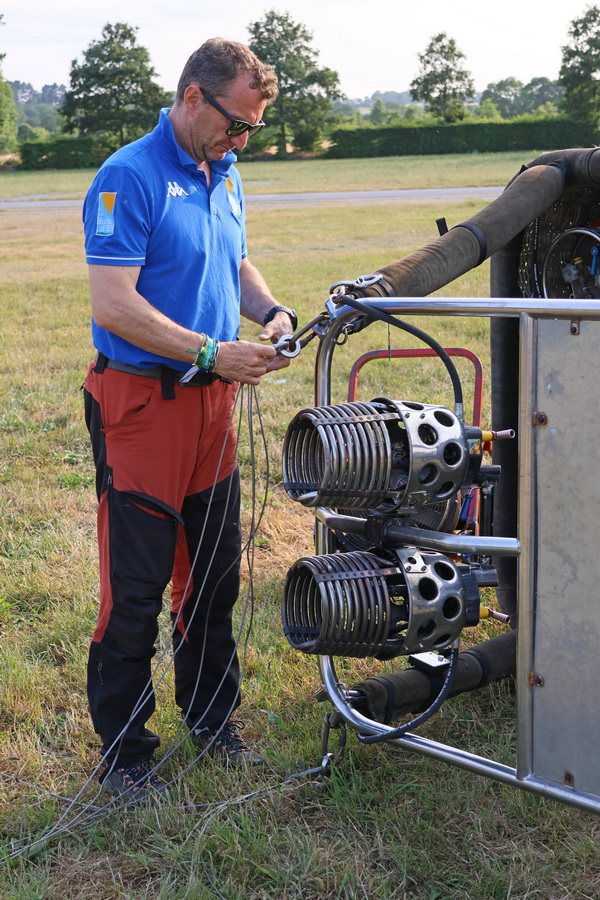 Accrochage de l'enveloppe sur la nacelle.