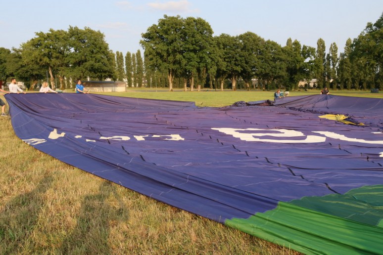 Déploiement de l'enveloppe sur le sol.