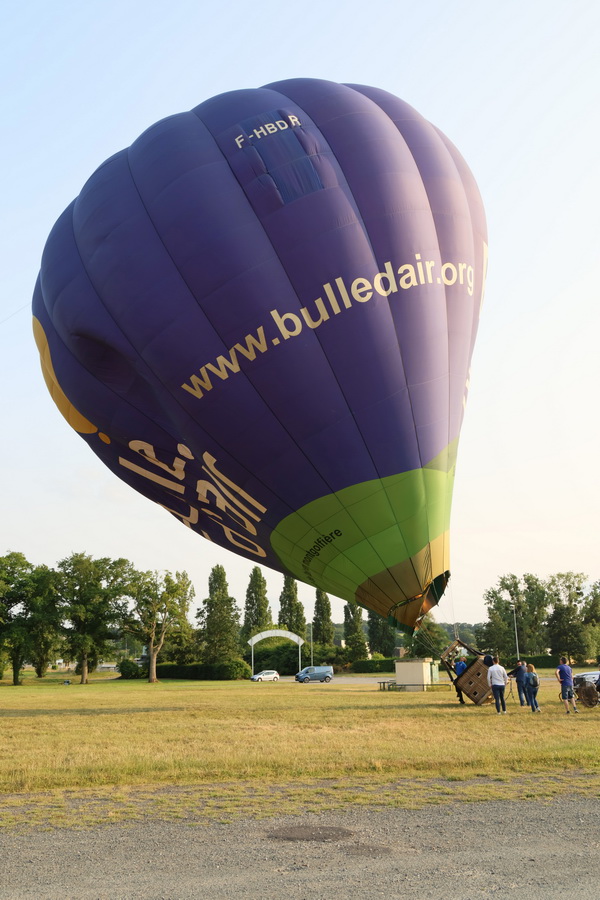 Gonflage de l'enveloppe à l'air chaud, avec les brûleurs.