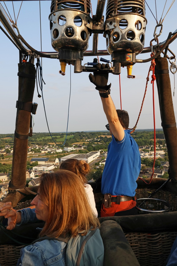 Dans la nacelle de la montgolfière, au-dessus de Châteaubriant.